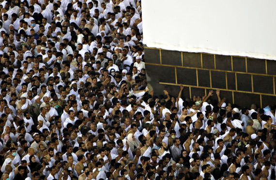 Jemaah sentuh dinding Kaabah