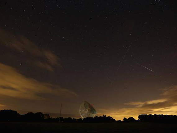 Meteor Perseid kelihatan di Lovell Radio Telescope di Jodrell Bank di Holmes Chapel, UK