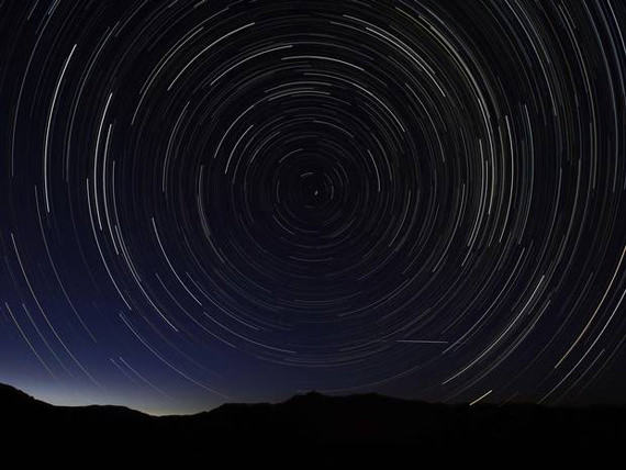 multiple exposure meteor Perseids di pergunungan Sierra Norte de Madrid