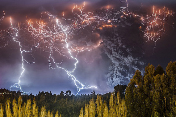 kilat lawan dengan gunung berapi