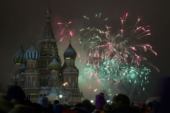 bunga api di St. Basil Cathedral Rusia pada malam tahun baru