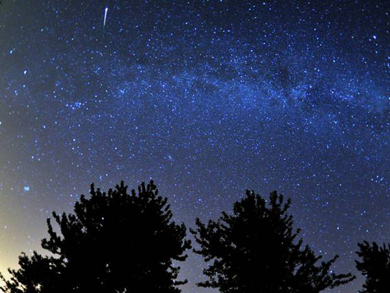 Tahi bintang kelihatan ketika pancuran meteor Perseids di Cotswold Water Park Gloucestershire