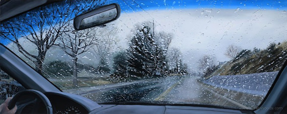 air hujan percik dekat cermin kereta